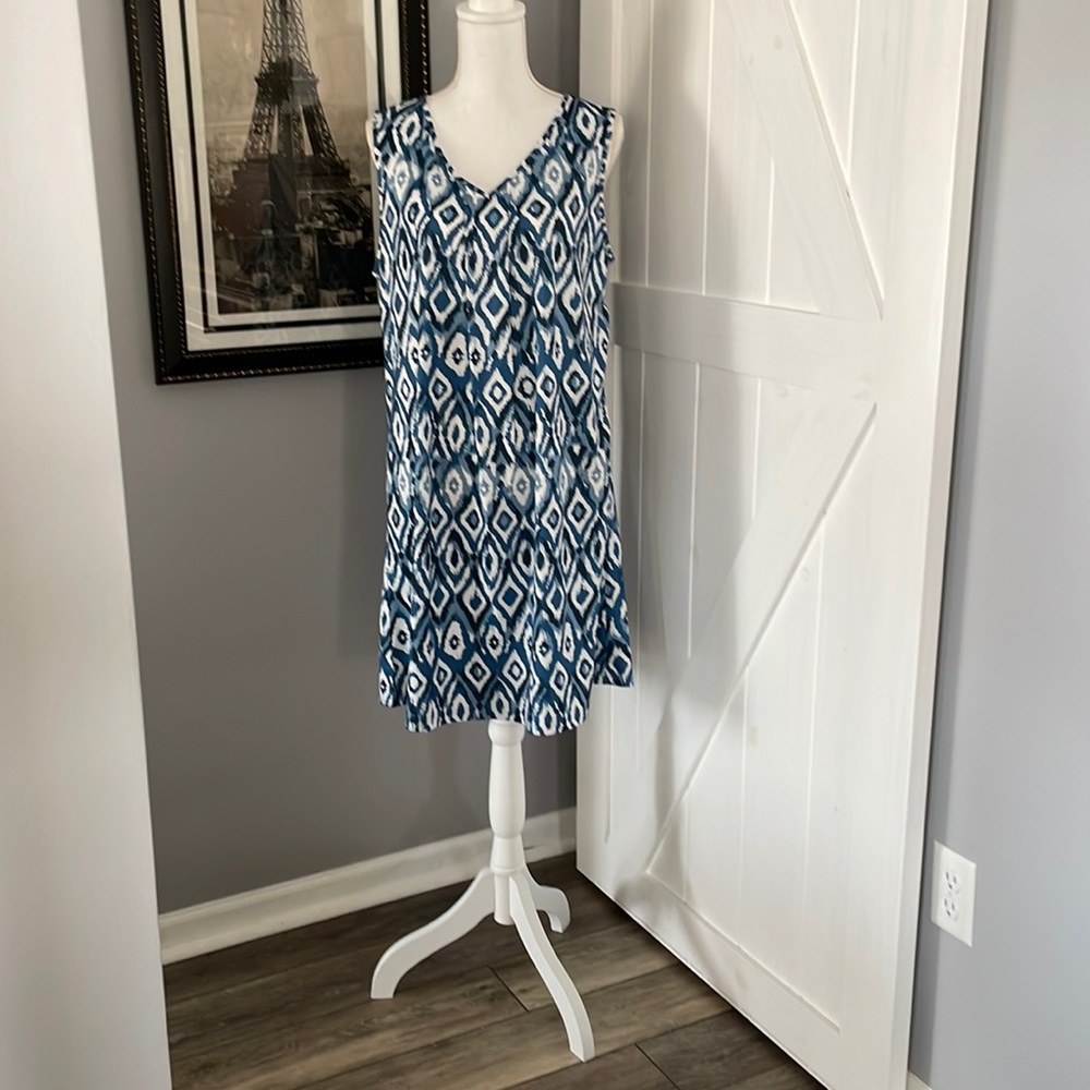 Women’s slip-over lightweight dress.